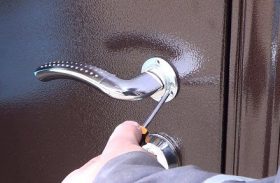 Замена дверной ручки металлической двери в Сальске