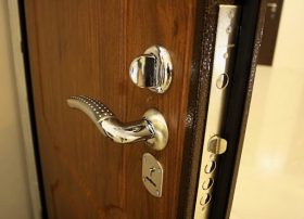 Замена входной двери в квартире в Сальске