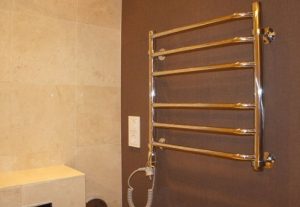 Установка электрического полотенцесушителя в ванной в Сальске